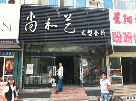 5款小型時尚發(fā)廊門頭裝修效果圖 美發(fā)店門頭牌匾尺寸造型設(shè)計圖片