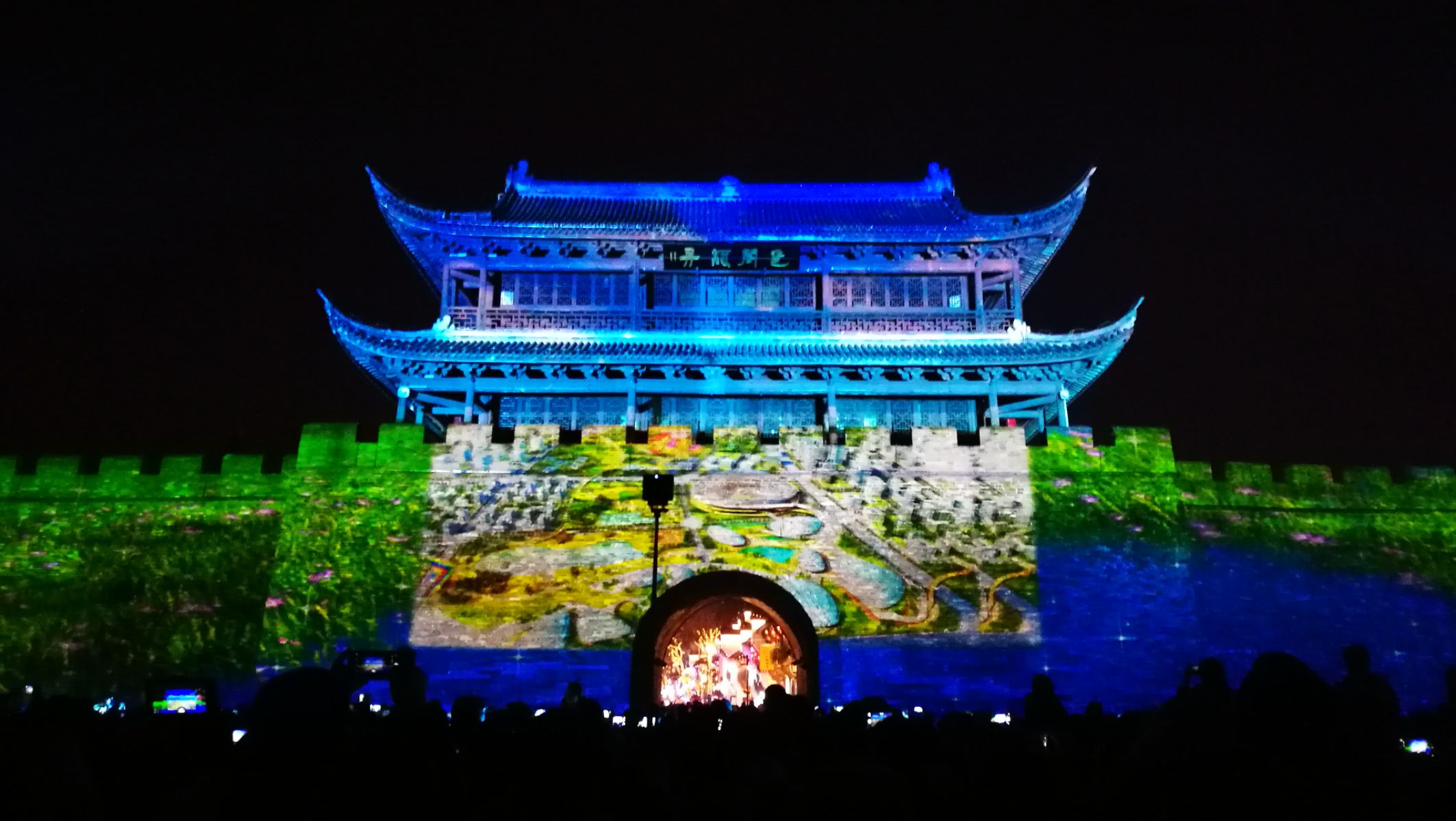 隆宗門(mén)匾額上的箭頭_水遇樂(lè)京口北固亭懷古_(tái)水亭門(mén)匾額