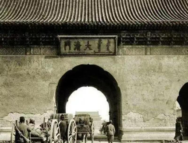 孫中山欲更換大清門牌匾，拆除匾額后，背面寫著：大明門