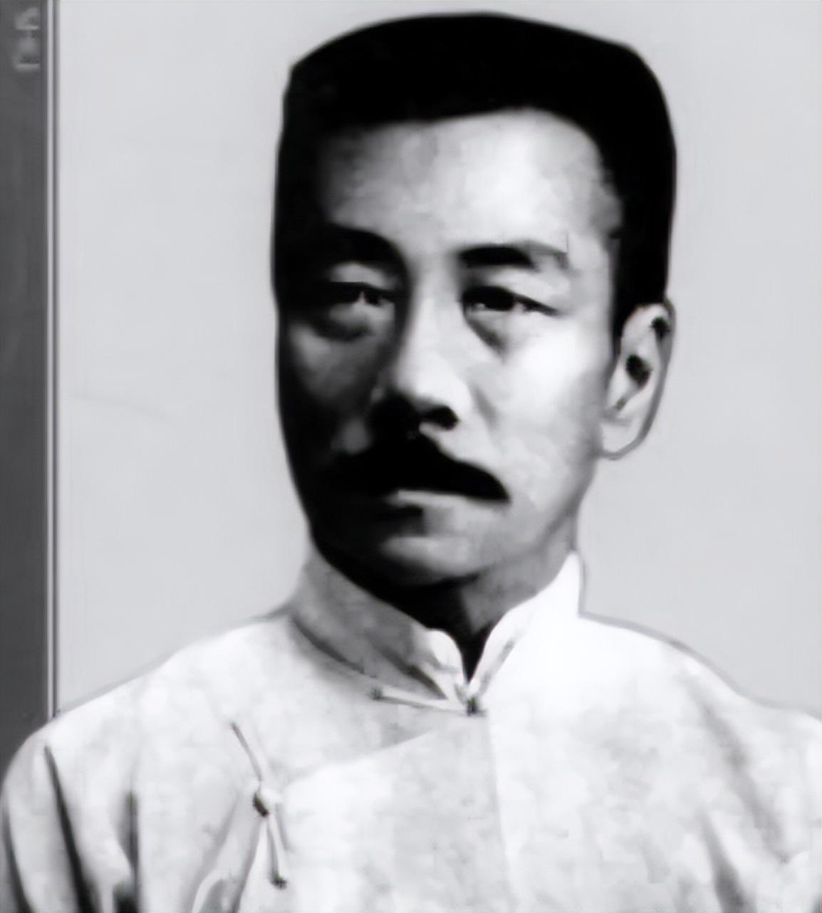 孫中山欲更換大清門牌匾，拆除匾額后，背面寫著：大明門