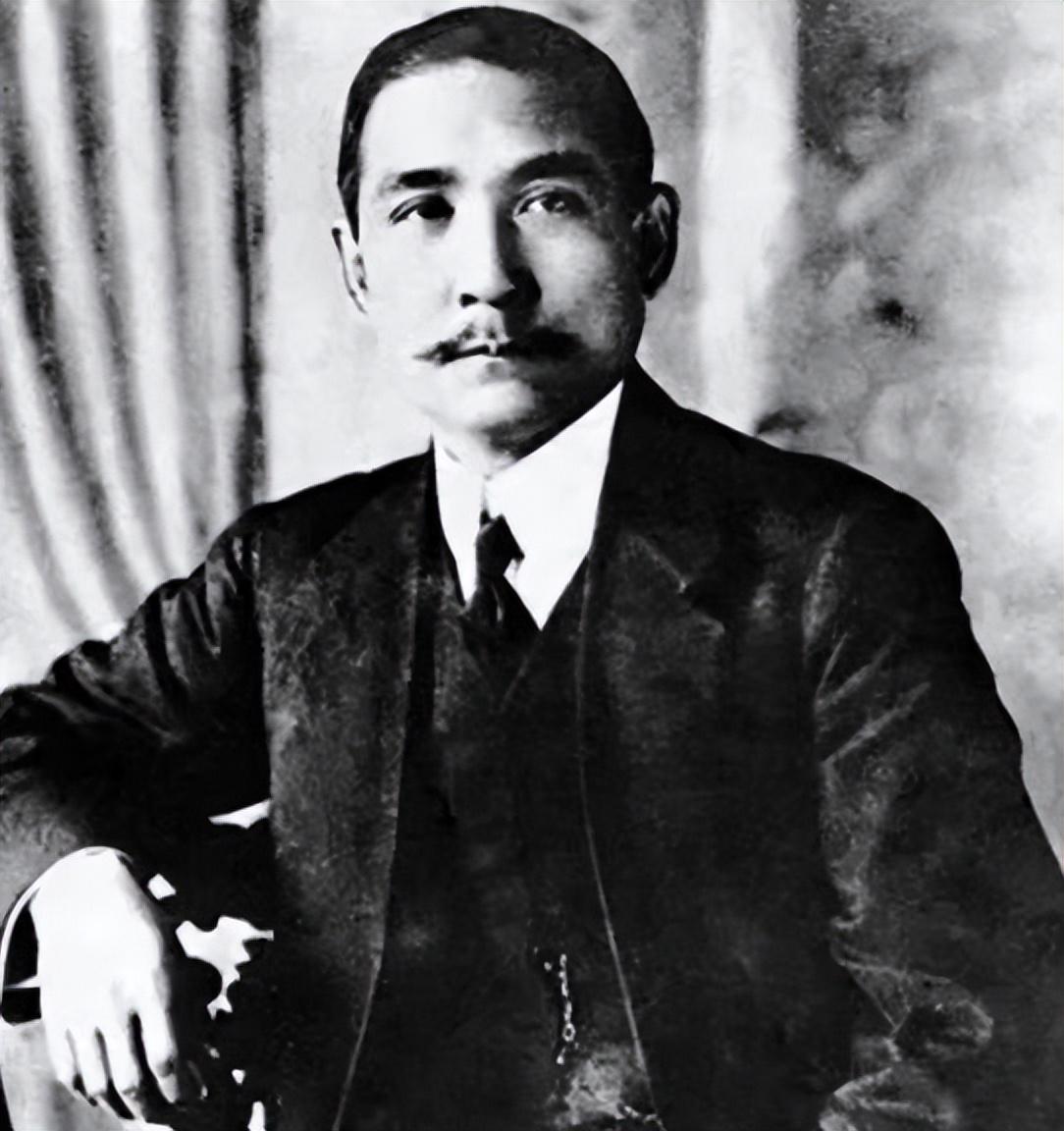 孫中山欲更換大清門牌匾，拆除匾額后，背面寫著：大明門