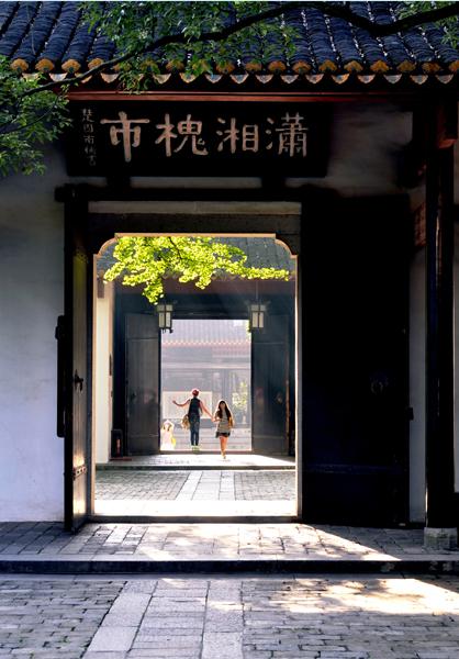保和殿匾額是什么字_明倫堂匾額是誰所書_月上重火彩虹堂書包網
