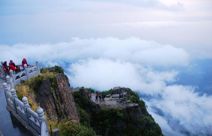 峨眉山*寺的匾額“普放光明”是誰寫的，紫銅塔為何叫華嚴(yán)塔