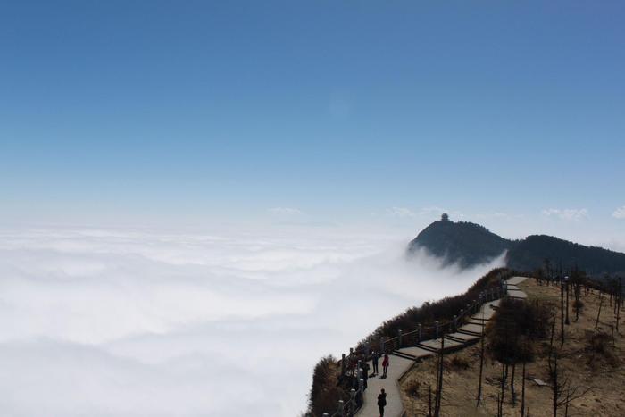 峨眉山*寺的匾額“普放光明”是誰寫的，紫銅塔為何叫華嚴(yán)塔
