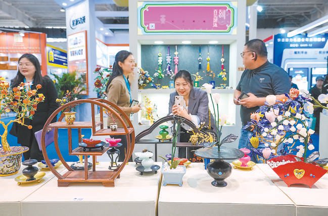 北京禮品家居展昨天在中國國際展覽中心（朝陽館）開幕，現場展示的工藝美術品吸引參觀者駐足。 本報記者 武亦彬攝