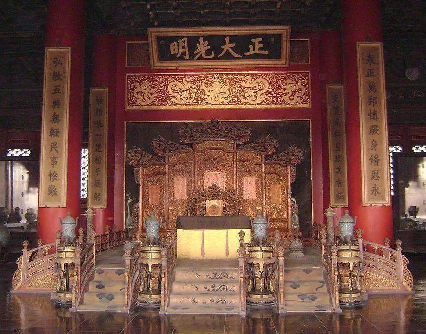 古建筑匾額文化_秦漢時期題字牌匾額_匾額披紅花