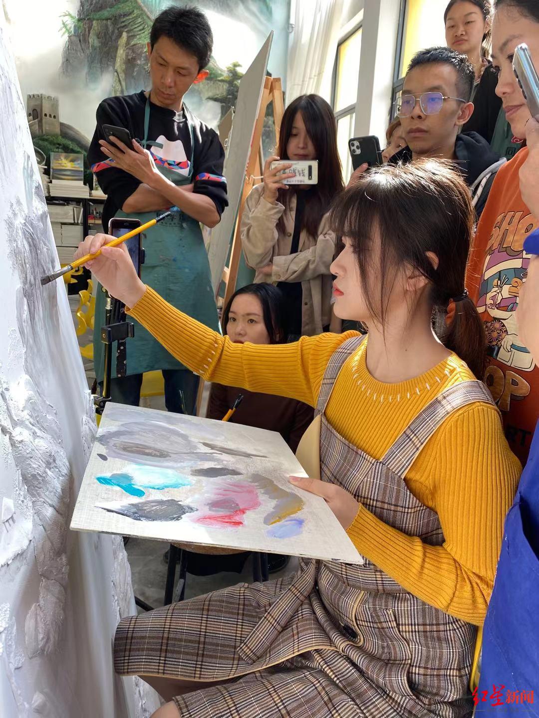 壁畫師佳佳_浮雕壁畫前景怎么樣_抖音刮膩子女孩