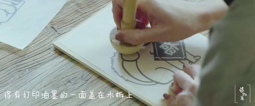 手工木刻版畫制作_木刻畫圖片_貓狗雙全幸福生活