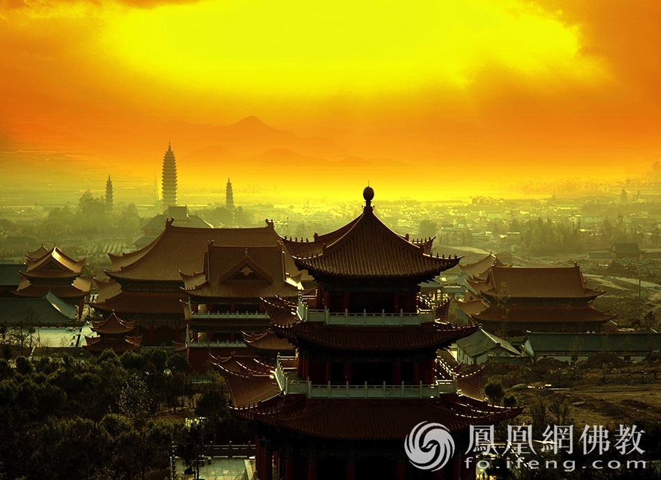 沐浴在晚霞中的大理崇圣寺（圖片來源：鳳凰網佛教 攝影：丹珍旺姆）